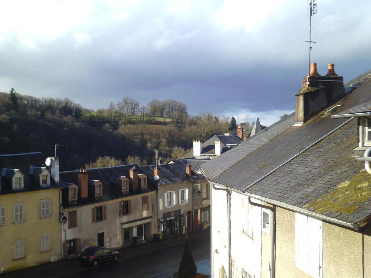 Le Trou Dans Le *